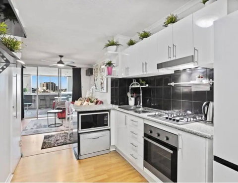 Retro Chic Vibes, Tropical Pool & Prime Location - Accommodation in Bendigo 3