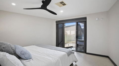 Riptides Booker Bay -Waterfront Apartment, Walk To Shops & Cafes - Accommodation in Bendigo 3