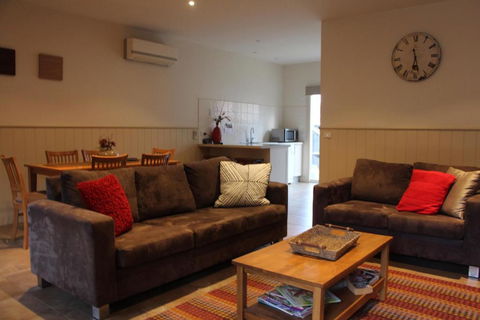 River Rock Cottage Centrally Located And Dog Friendly - Accommodation in Bendigo 0