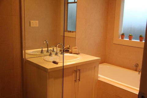 River Rock Cottage Centrally Located And Dog Friendly - Accommodation in Bendigo 3