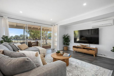 Riverside Bliss - Luxe Retreat In South Yunderup - Pet Friendly - Accommodation in Bendigo 3