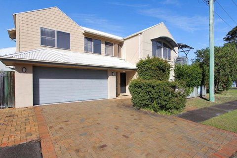 Riverside Views Hawks Nest - Accommodation in Bendigo 0