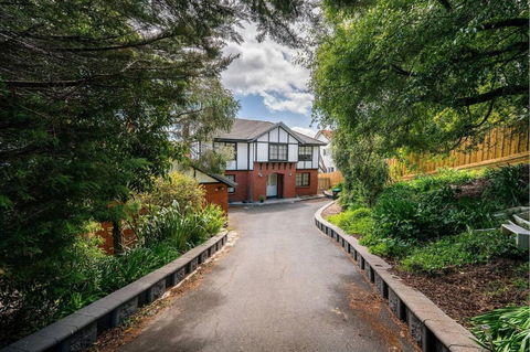 Riveting House With Incredible Water-view At SandyBay - Accommodation in Bendigo 0