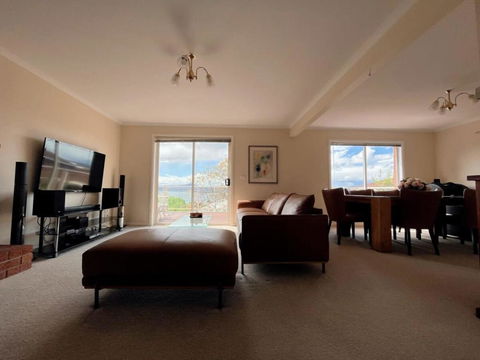 Riveting House With Incredible Water-view At SandyBay - Accommodation in Bendigo 3