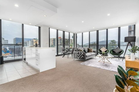 Roomy 2BR 2BA City-Centre Apt - Accommodation in Bendigo 0