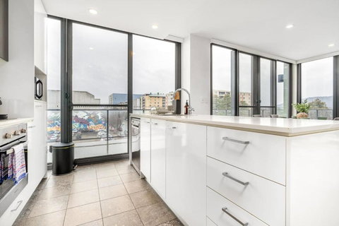 Roomy 2BR 2BA City-Centre Apt - Accommodation in Bendigo 2