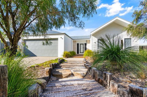 Ryze N Shine I Private Properties - Accommodation in Bendigo 0