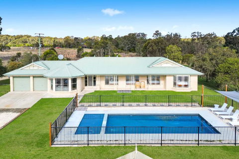 Roads End With Games Barn Ponies Alfresco Dining - Accommodation in Bendigo 0