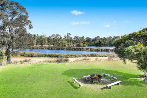 Roads End With Games Barn Ponies Alfresco Dining - Accommodation in Bendigo 3