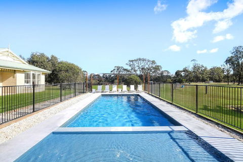 Roads End With Games Barn Ponies Alfresco Dining - Accommodation in Bendigo 1