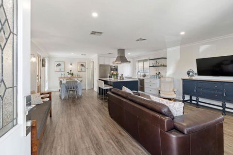 Rose Cottage 3B Hutchinson St Goolwa - Linen Included - Accommodation in Bendigo 2