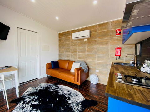 Rose Quartz - 1 Bed With Mountain Views - Kundalini Lodge - Accommodation in Bendigo 3