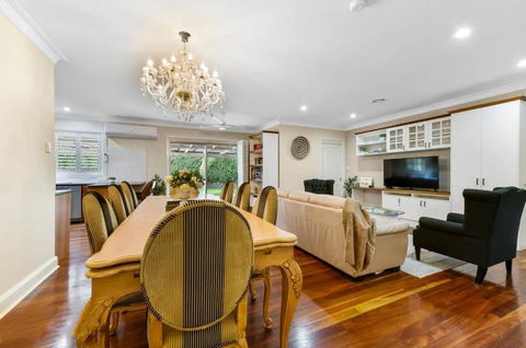 Roselawn Manor - 5 Bedroom Entertainer - Accommodation in Bendigo 3