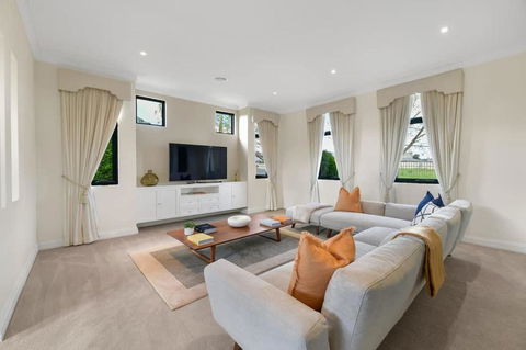 Roselawn Retreat - Pool, Incredible Views, Sleeps 8 - Accommodation in Bendigo 1