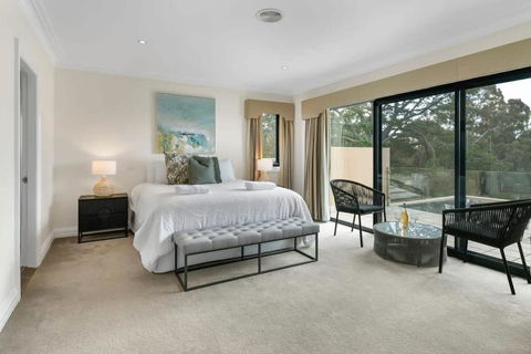 Roselawn Retreat - Pool, Incredible Views, Sleeps 8 - Accommodation in Bendigo 2