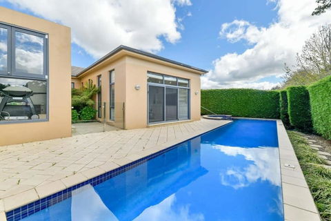 Roselawn Retreat - Pool, Incredible Views, Sleeps 8 - Accommodation in Bendigo 3