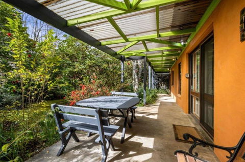 Roses On The River - An Absolute River Frontage Cottage - Accommodation in Bendigo 2