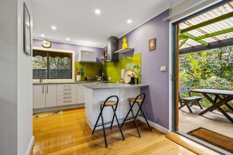 Roses On The River - An Absolute River Frontage Cottage - Accommodation in Bendigo 3