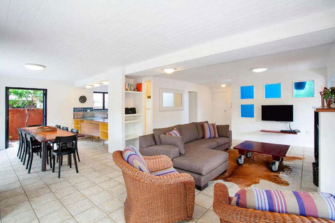 Ross Cres Spacious Private Beach House - Accommodation in Bendigo 2