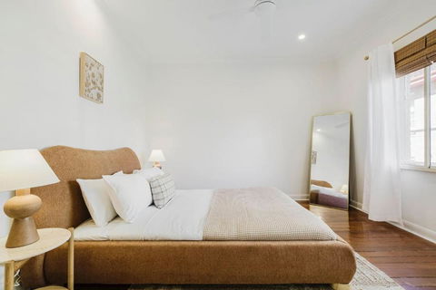 Salmon Calm - Trendy Velvet Allure By Albert Park - Accommodation in Bendigo 0