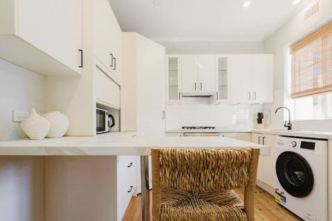 Salmon Calm - Trendy Velvet Allure By Albert Park - Accommodation in Bendigo 1