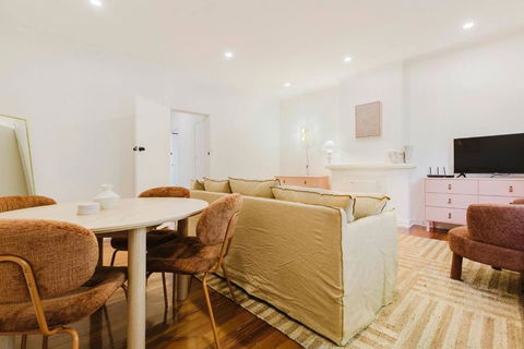 Salmon Calm - Trendy Velvet Allure By Albert Park - Accommodation in Bendigo 3