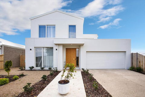 Saltwater Lux, 4 Bdrm, 3 Bath, Golf, Weddings, Beaches, Adventure Park - Accommodation in Bendigo 2