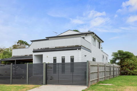 Sanctuary Lodge By Ready Set Stay - BYO LINEN & TOWELS - Accommodation in Bendigo 2