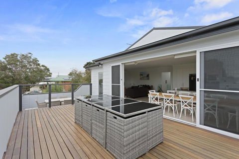 Sanctuary Lodge By Ready Set Stay - BYO LINEN & TOWELS - Accommodation in Bendigo 0