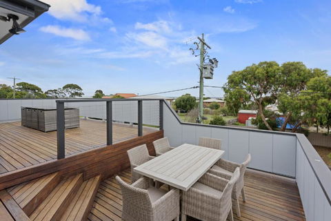 Sanctuary Lodge By Ready Set Stay - BYO LINEN & TOWELS - Accommodation in Bendigo 3