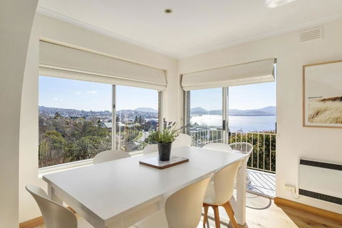 Sandcastle At Sandy Bay Perfect Location Views - Accommodation in Bendigo 2