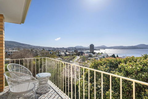 Sandcastle At Sandy Bay Perfect Location Views - Accommodation in Bendigo 3