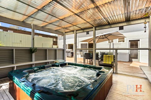 Sandy Bay Getaway W Spa 4 Bdr - Accommodation in Bendigo 1