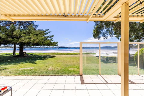 Sandy Beach House Corlette Unit 1 Waterfront WI-FI Aircon - Accommodation in Bendigo 1