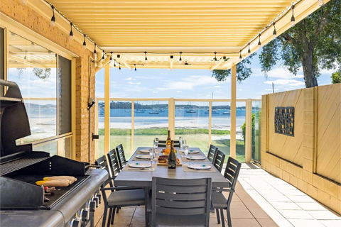 Sandy Beach House Corlette Unit 1 Waterfront WI-FI Aircon - Accommodation in Bendigo 3
