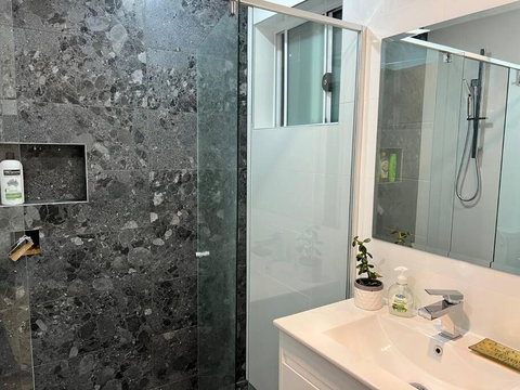 Shiny New House 5 Bedroom 3Bathroom +Study/BackYd - Accommodation in Bendigo 1