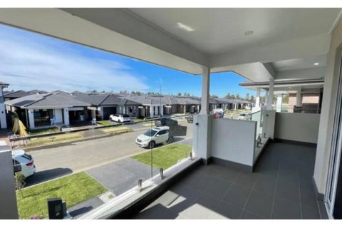 Shiny New House 5 Bedroom 3Bathroom +Study/BackYd - Accommodation in Bendigo 3