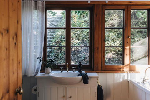 Secluded Stone Cottage Perfect For Couples Escape - Waterfalls - Accommodation in Bendigo 3