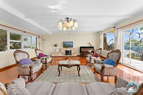 Spacious 4-Bed Home Water Views In Castle Cove - Accommodation in Bendigo 0