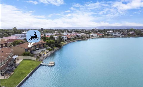 Stunning Lake View Townhouse-Dream Staycation - Accommodation in Bendigo 0