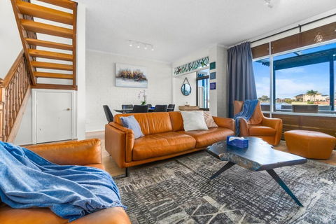Stunning Lake View Townhouse-Dream Staycation - Accommodation in Bendigo 2