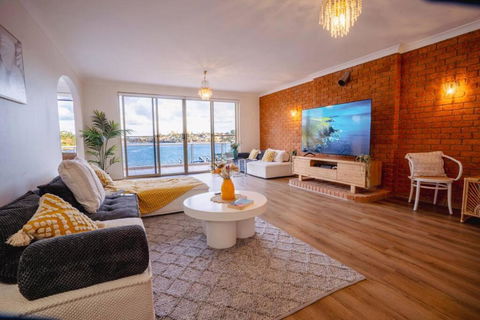 Stunning Waterfront Place With Swimpool, Harbour View And Free P - Accommodation in Bendigo 2