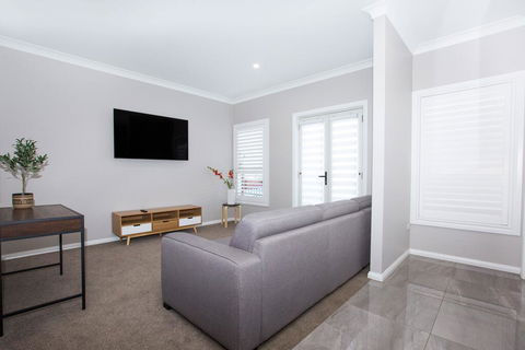 Best Central Wagga Townhouse - Accommodation in Bendigo 2