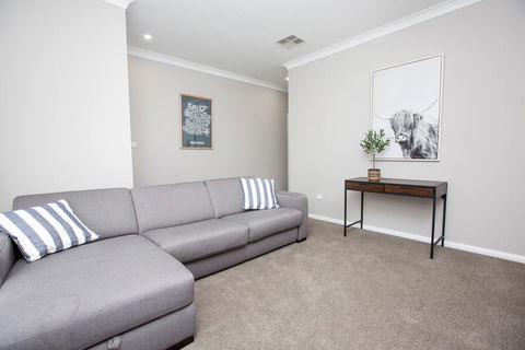 Best Central Wagga Townhouse - Accommodation in Bendigo 3