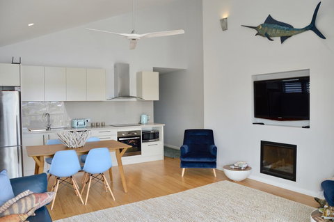 Between Two Beaches - Accommodation in Bendigo 0