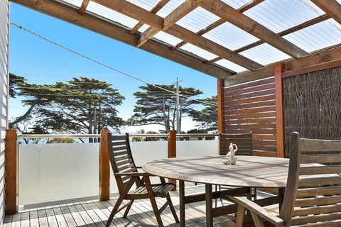 Black Dolphin Waterfront Townhouse - Bay Views - Accommodation in Bendigo 2