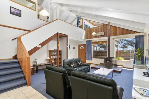 Black Dolphin Waterfront Townhouse - Bay Views - Accommodation in Bendigo 0