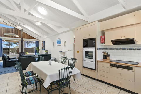 Black Dolphin Waterfront Townhouse - Bay Views - Accommodation in Bendigo 3