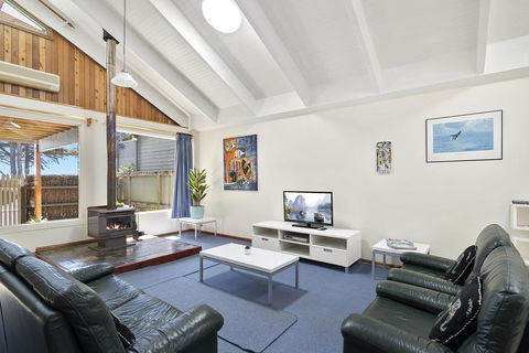 Black Dolphin Waterfront Townhouse - Bay Views - Accommodation in Bendigo 1
