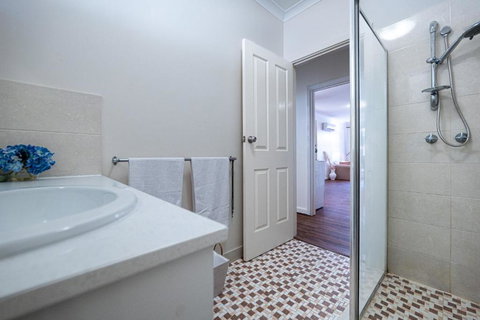 Warmth House Nr Airport 2rooms 5beds Yard N Parking - Accommodation in Bendigo 3